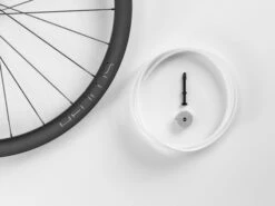 BONTRAGER Aeolus Pro 37 TLR Disc Road Front 11 BONTRAGER Aeolus Pro 37 TLR Disc Road Front -Bontrager bontrager aeolus pro 37 tlr disc front wheel 383433 11 1