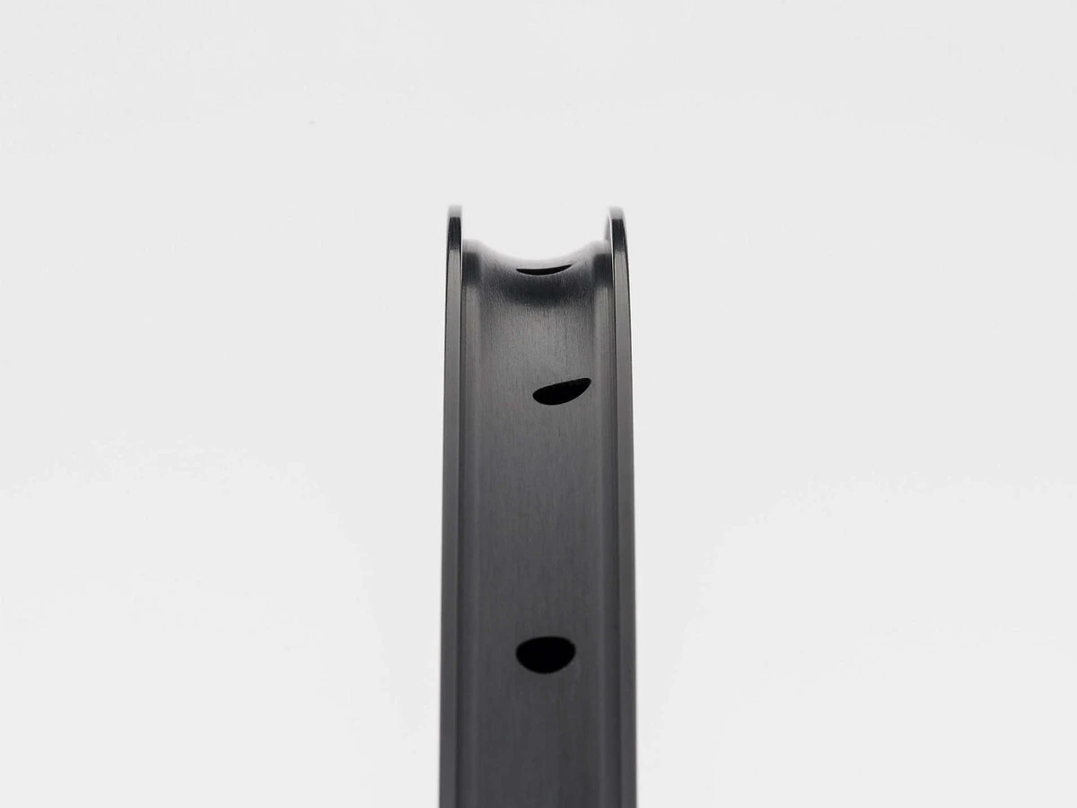 Bontrager Paradigm Elite 25 TLR Disc Road Wheel 700c Rear 6 Bontrager Paradigm Elite 25 TLR Disc Road Wheel 700c Rear - Image 4